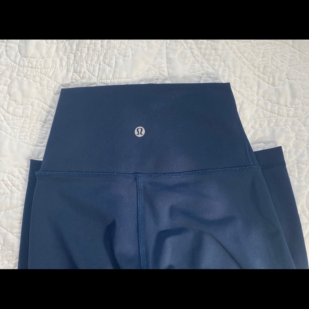 Size 0 Wunder Train High-Rise Crop 23’ Navy leggings. Worn Once!